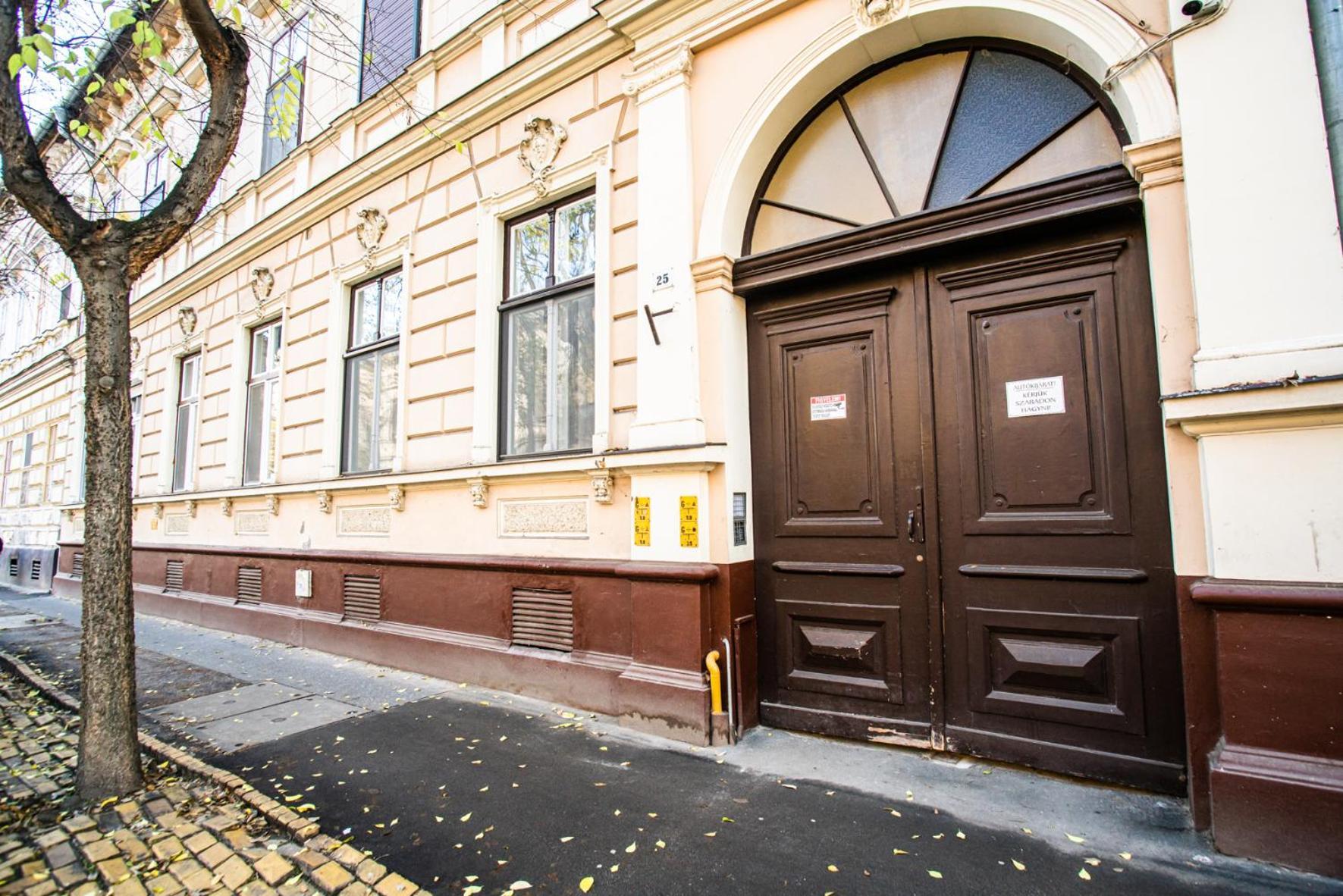 Spacious Apartment In Central Кескемет Екстериор снимка